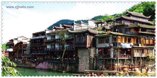 張家界、黃石寨、金鞭溪、袁家界、天子山、十里畫(huà)廊、黃龍洞、寶峰湖、天門(mén)山、鳳凰古城四日游